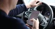 On peut désormais perdre son permis en France rien qu'en utilisant son téléphone au volant