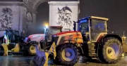 Paris : les tracteurs des agriculteurs sous l'Arc de Triomphe, la colère gronde