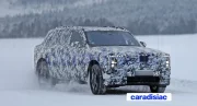 Glissades contrôlées sur la neige de Suède pour le tout nouveau Rolls-Royce Cullinan