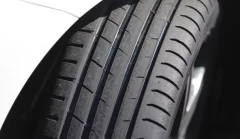 Test pneus été TCS 2026 : Les pneus d'été premium dominent, les modèles « budget » à la traîne