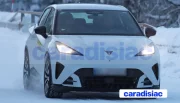 On voit enfin une version décamouflée de la Cupra Raval qui sera dévoilée dans quelques semaines