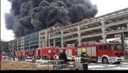 Un immense parking de BYD prend feu en Chine : la vidéo de l'incendie spectaculaire
