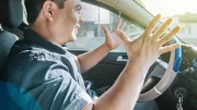 Top 5 de ce qui énerve le plus les Français au volant : l'oubli du clignotant nous rend fous !
