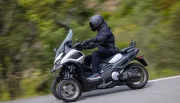 Essai Kymco CV3 575 2026 : pour les automobilistes qui veulent conduire une moto, sans permis moto