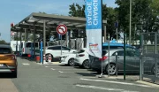 Voitures électriques : sur l'A89, la recharge tourne au bouchon XXL