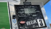 Vidéo : des stations‑service vandalisées, la colère explose face aux prix des carburants