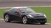 Une Ferrari California avec un bruit de turbo