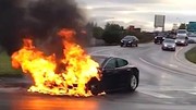 Une Tesla Model S accidentée prend feu
