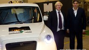 Un taxi hybride rechargeable présenté au maire de Londres