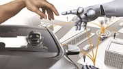 Voiture autonome et robot humanoïde avancent sur la même route