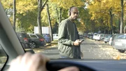 En France, un piéton sur deux traverse tout en utilisant un smartphone selon Ford