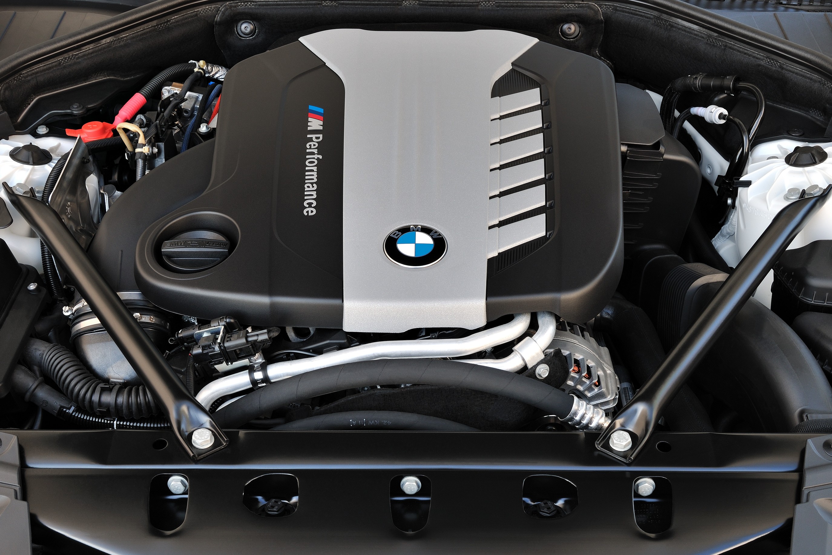 Двигатель бмв 750. BMW 750d мотор. БМВ 750 дизель. Двигатель БМВ 7. BMW f01 750d.