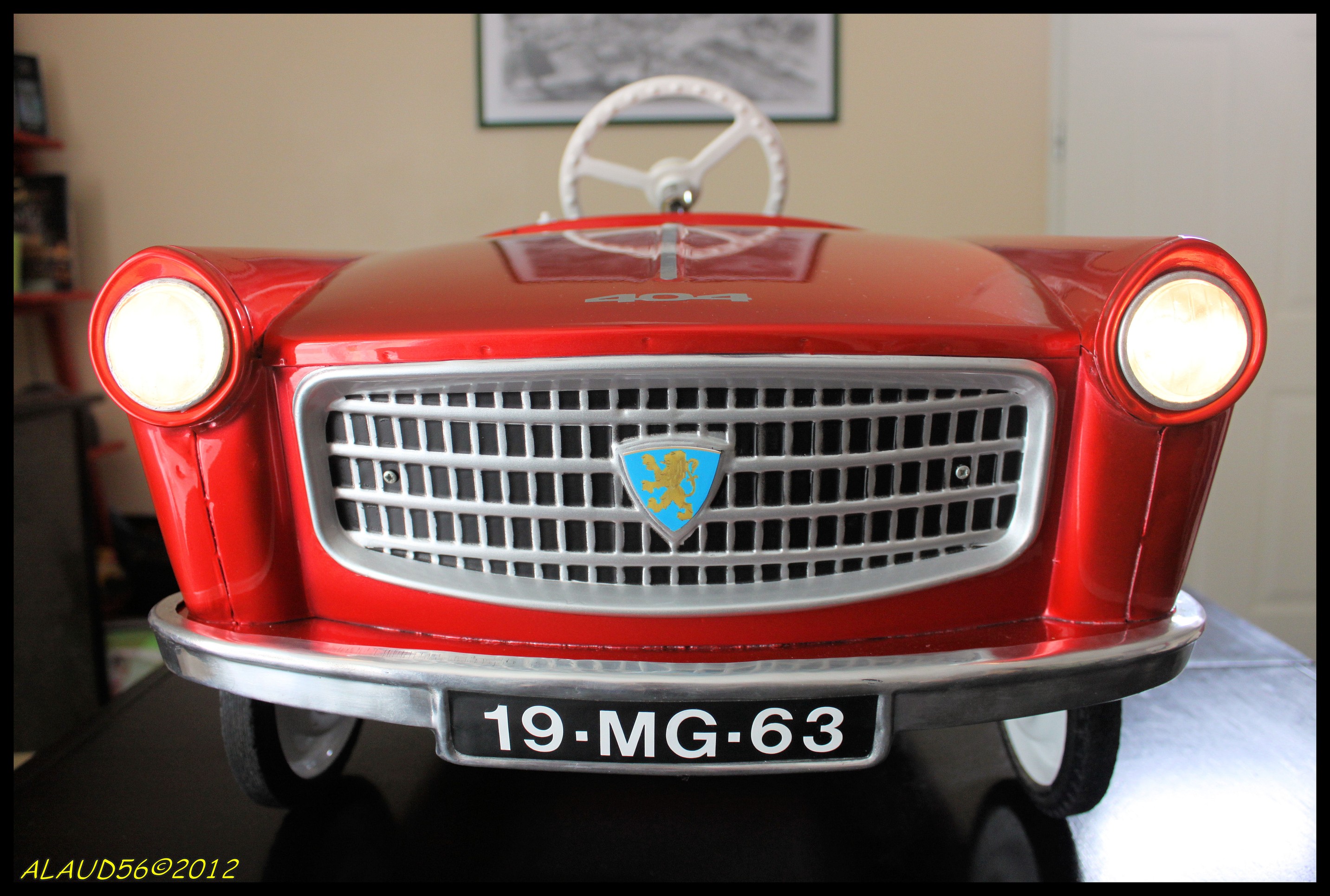 Ancienne Voiture à Pédales Peugeot 404 – Super Jouet Vintage Pour Collection