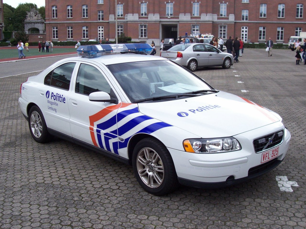 Les 10 voitures de police les plus improbables